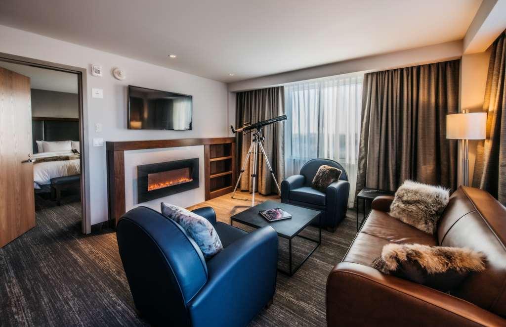 The Explorer Hotel Йелоунайф Екстериор снимка