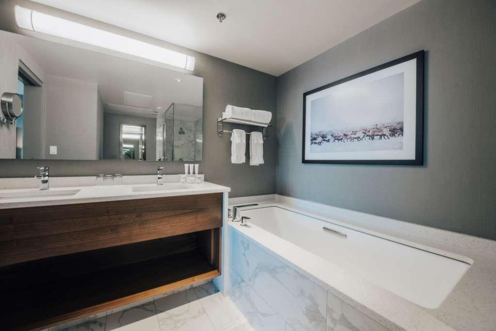 The Explorer Hotel Йелоунайф Екстериор снимка