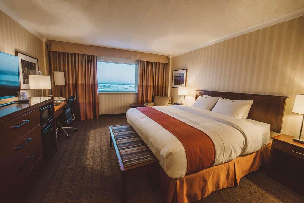 The Explorer Hotel Йелоунайф Стая снимка
