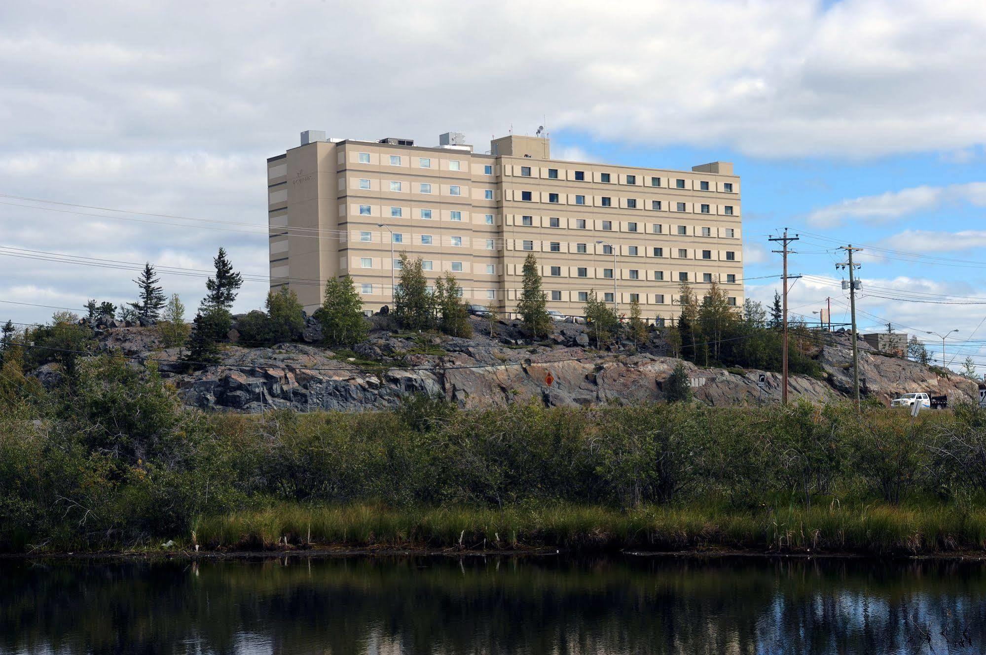 The Explorer Hotel Йелоунайф Екстериор снимка