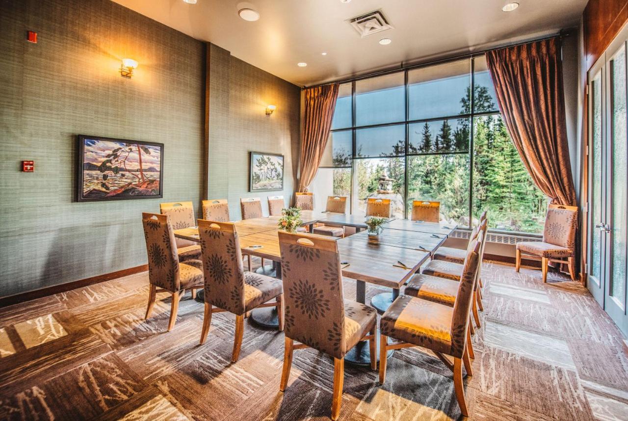 The Explorer Hotel Йелоунайф Екстериор снимка